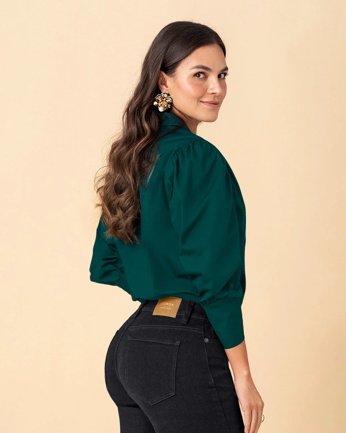 Blusa manga 3/4 con botones funcionales y recogido en hombros - Image 6