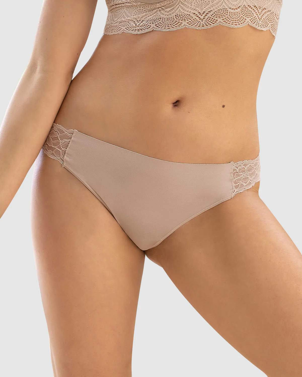 Brasilera invisible con toques de encaje en laterales - Image 6
