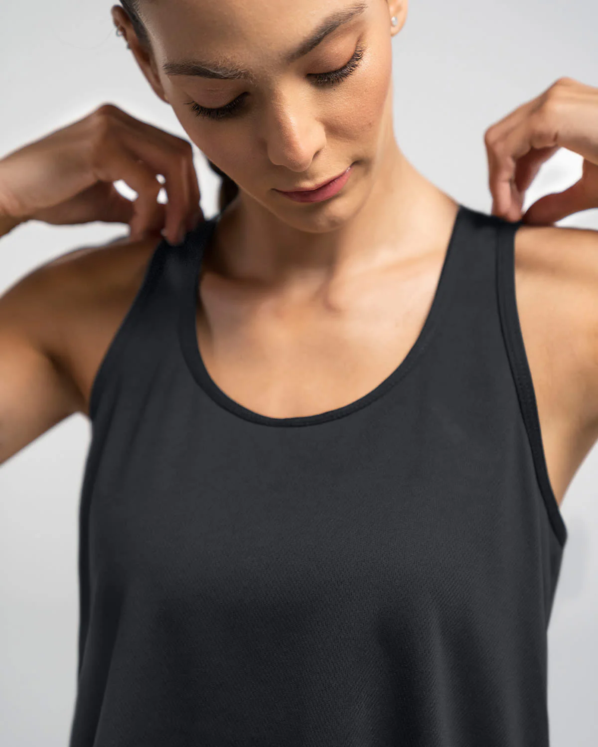 Camiseta deportiva de secado rápido y silueta semiajustada para mujer - Image 9