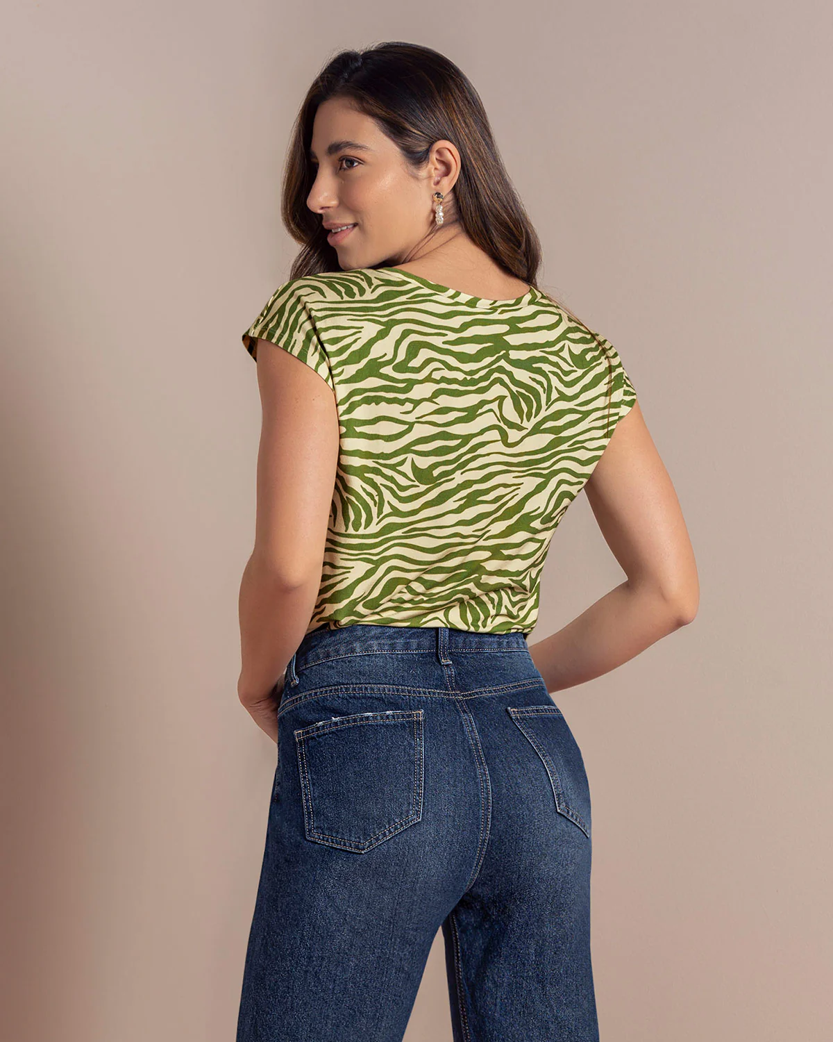 Camiseta manga corta con cuello en V - Image 3