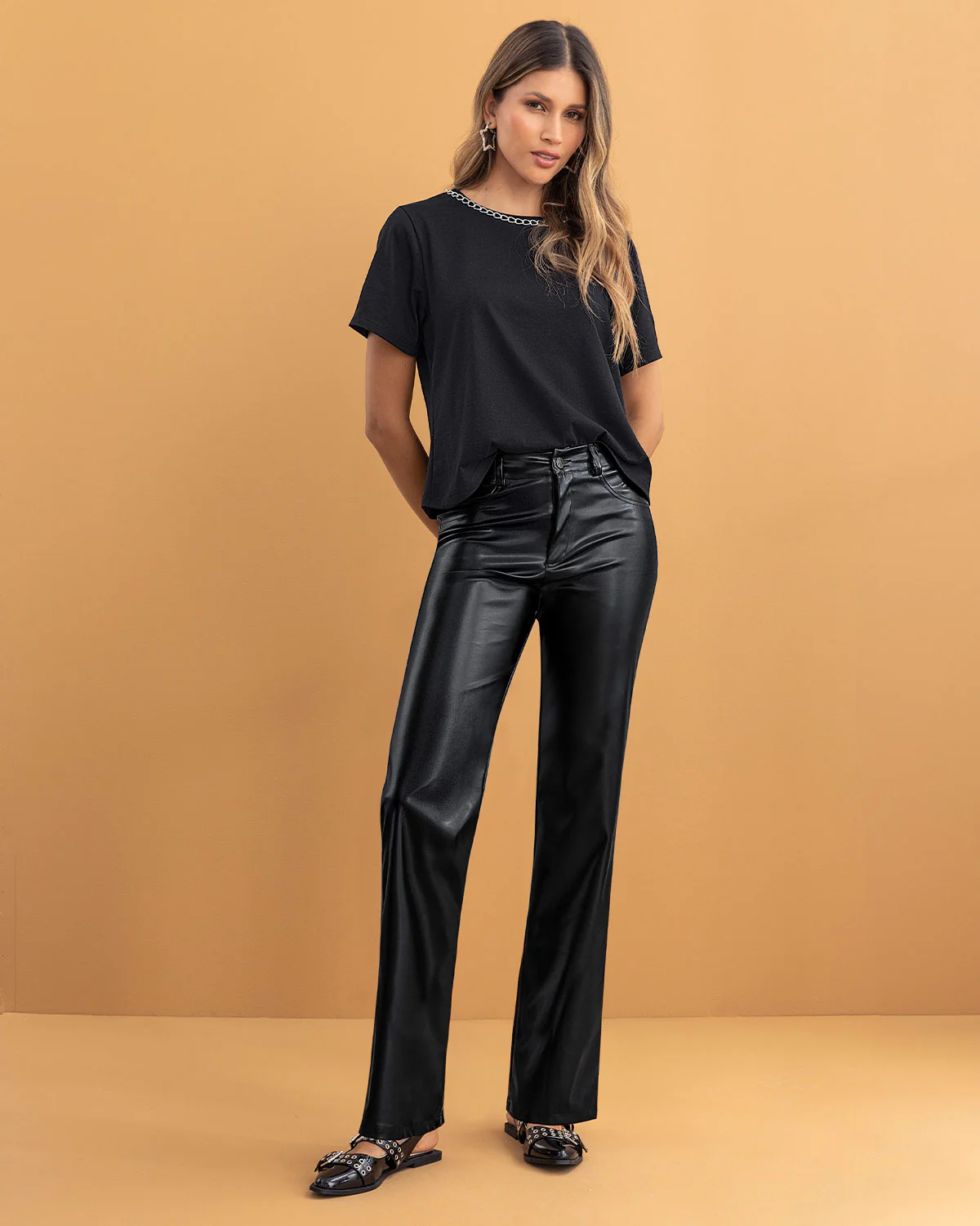 Camiseta manga corta con detalle de cadena en cuello - Image 3