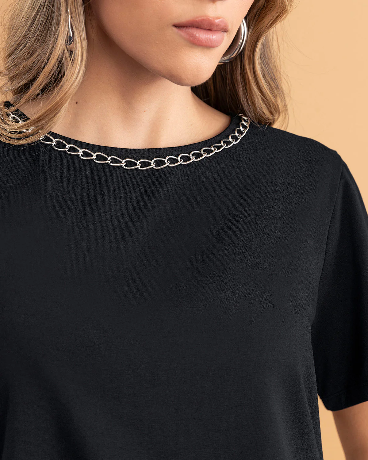 Camiseta manga corta con detalle de cadena en cuello - Image 4
