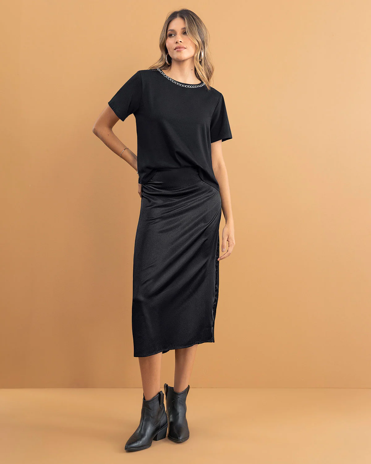 Camiseta manga corta con detalle de cadena en cuello - Image 6