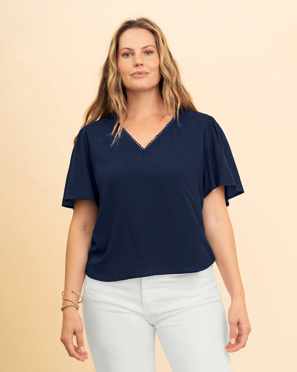 Camiseta manga corta de cuello en V con detalle en borde - Image 5