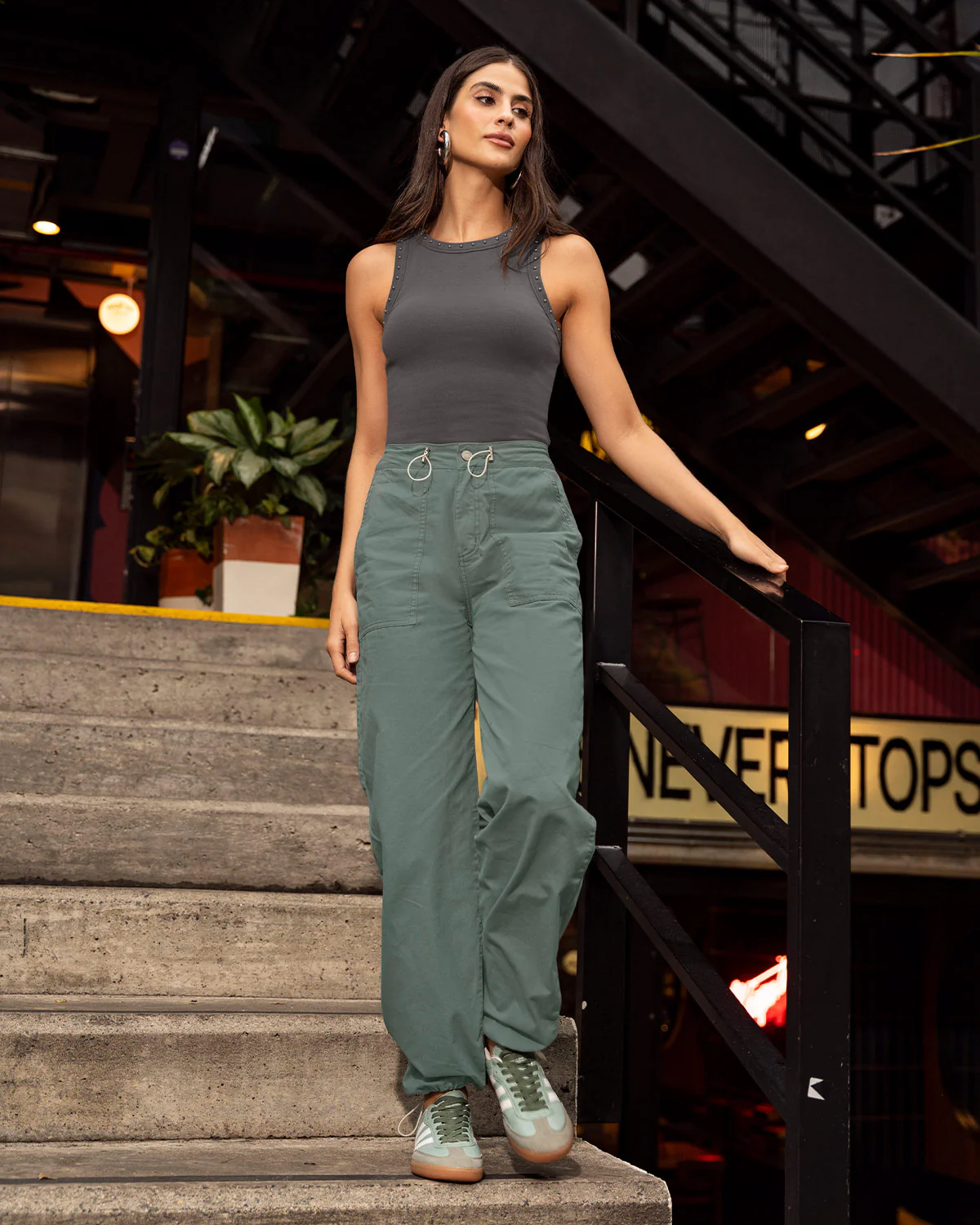 Camiseta manga sisa con taches en cuello y sisa - Image 8