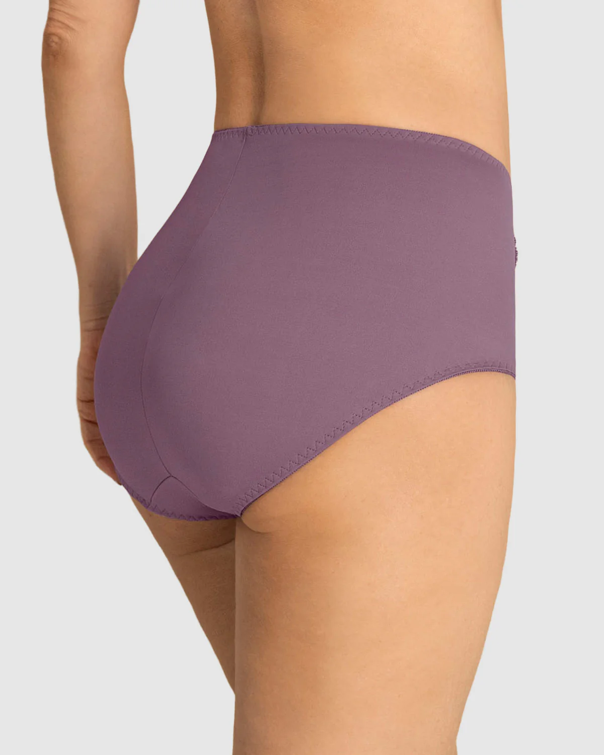 Panty clásico de control suave con toques de encaje en abdomen - Image 10