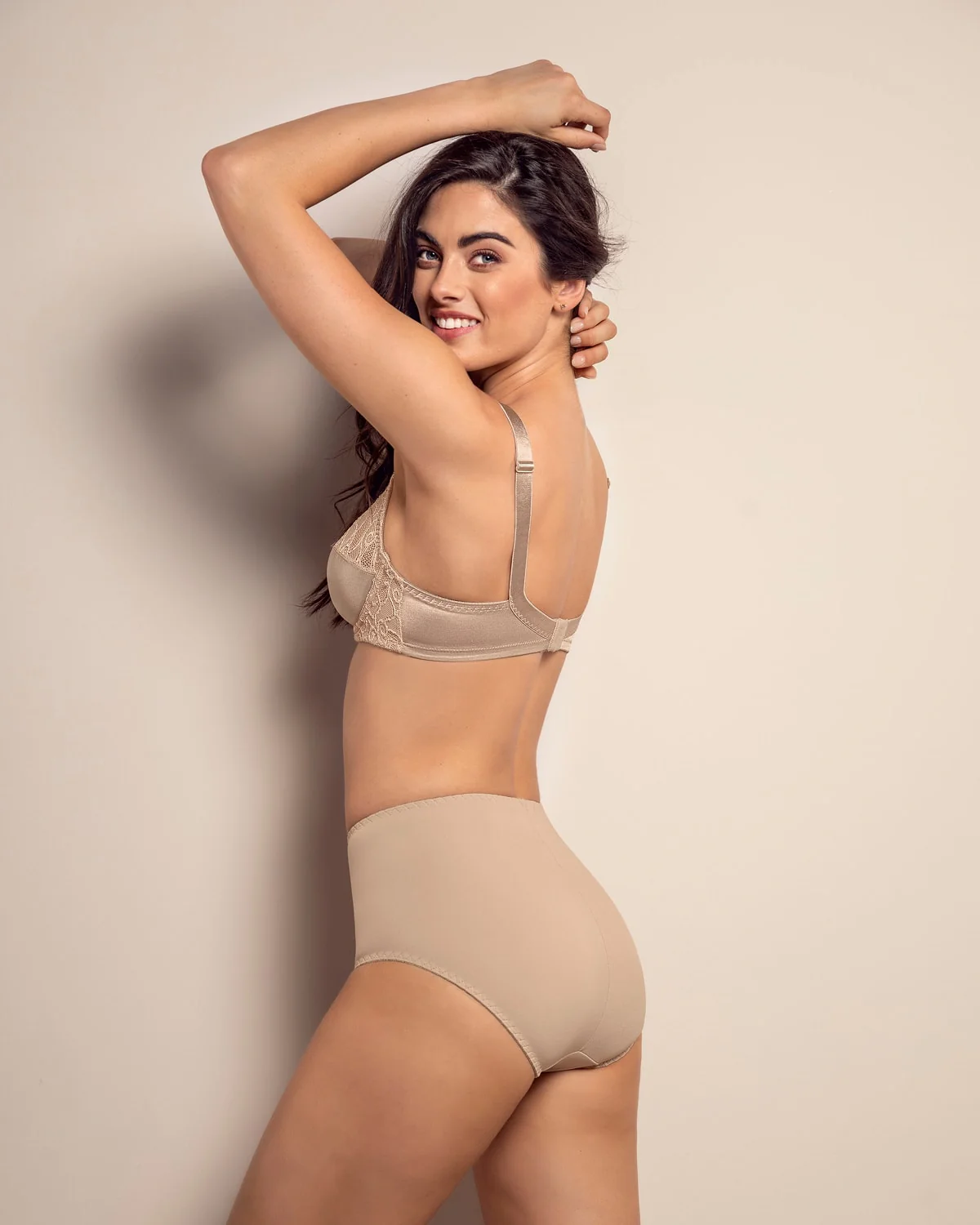 Panty clásico de control suave con toques de encaje en abdomen - Image 3