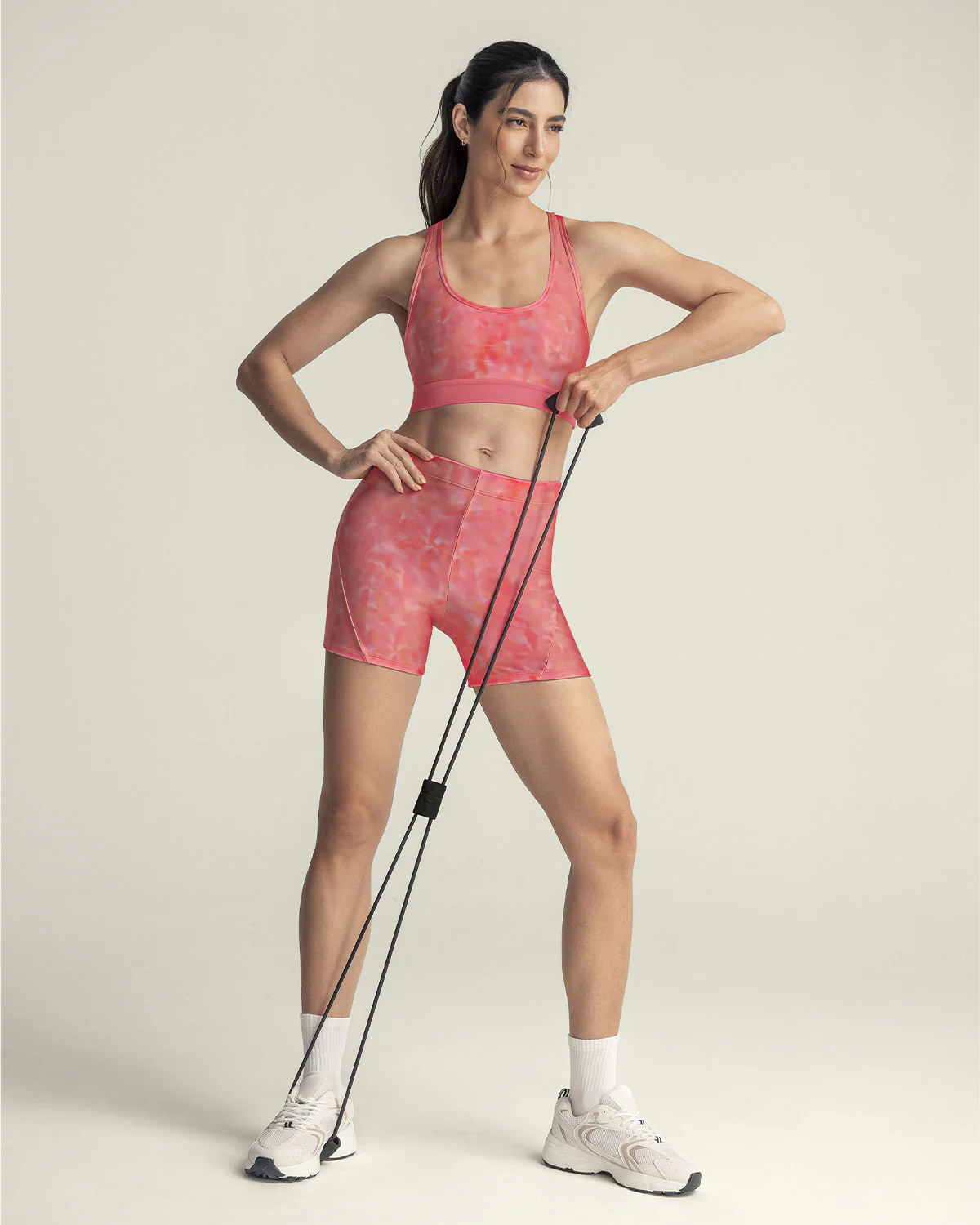 Top deportivo con espalda atlética en material de secado rápido - Image 3