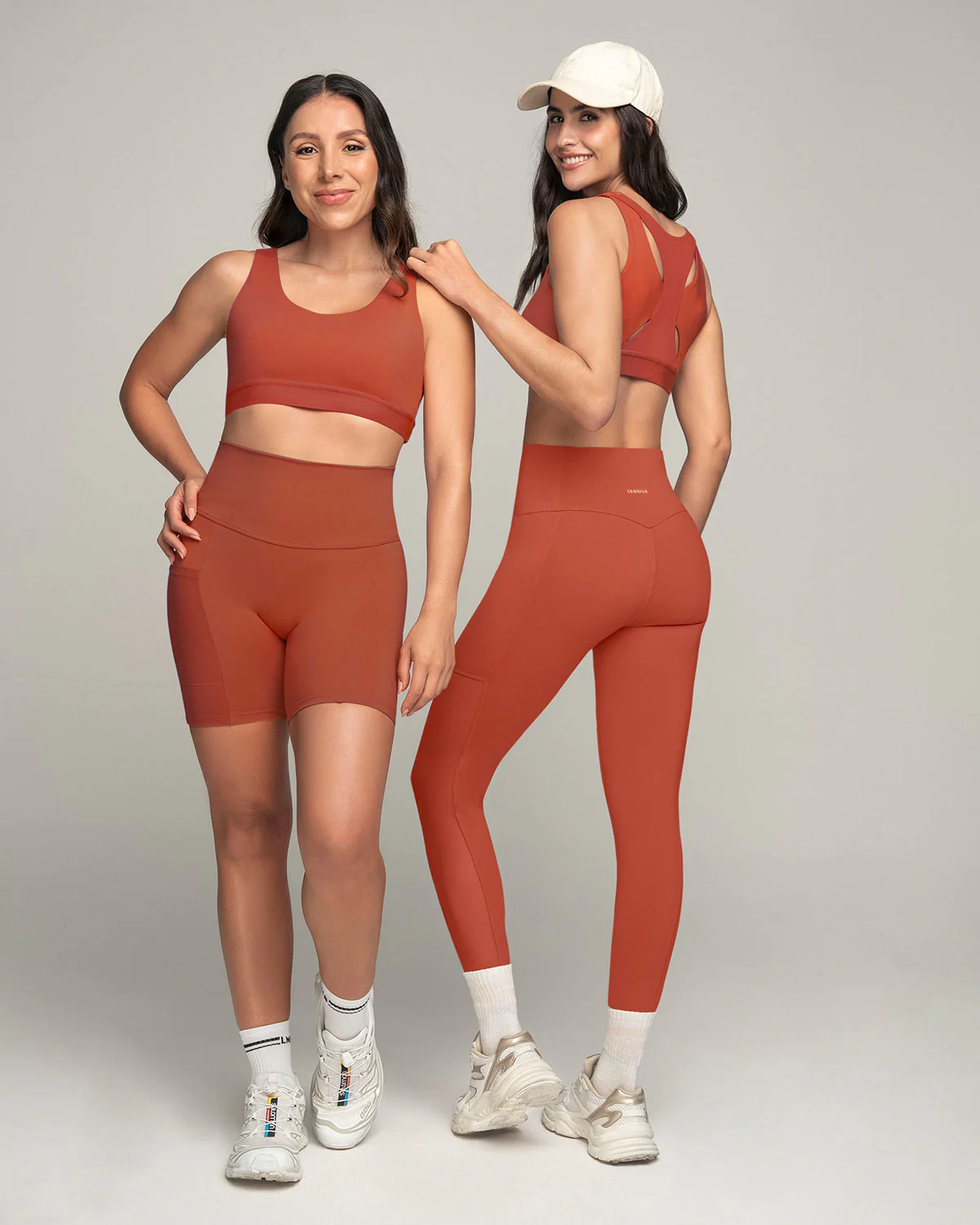 Top deportivo espalda atlética con detalles en tul - Image 11