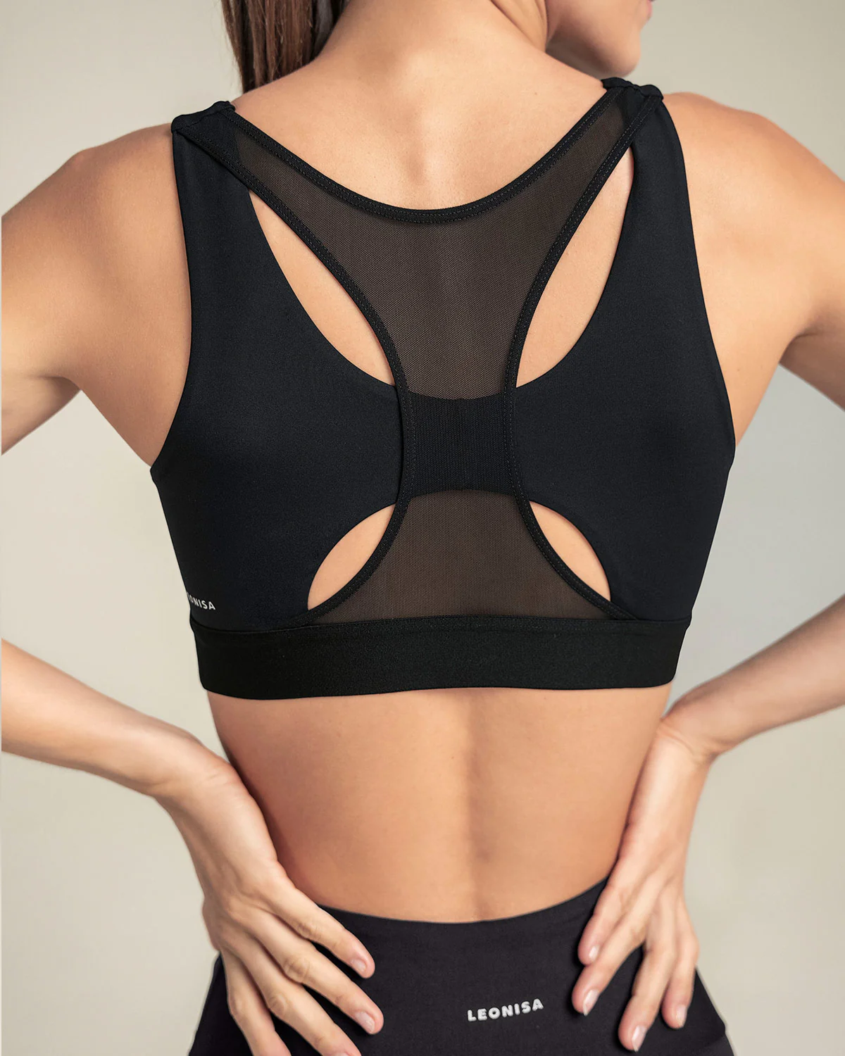 Top deportivo espalda atlética con detalles en tul - Image 4