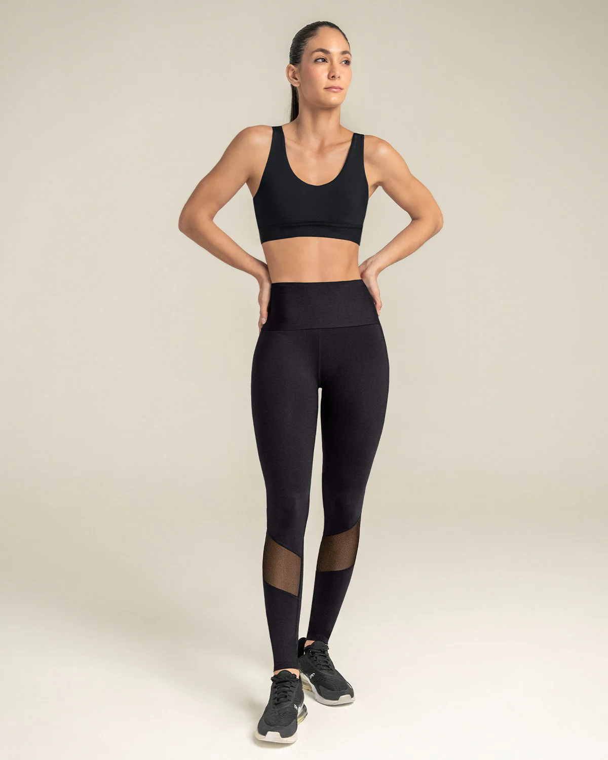 Top deportivo espalda atlética con detalles en tul - Image 5