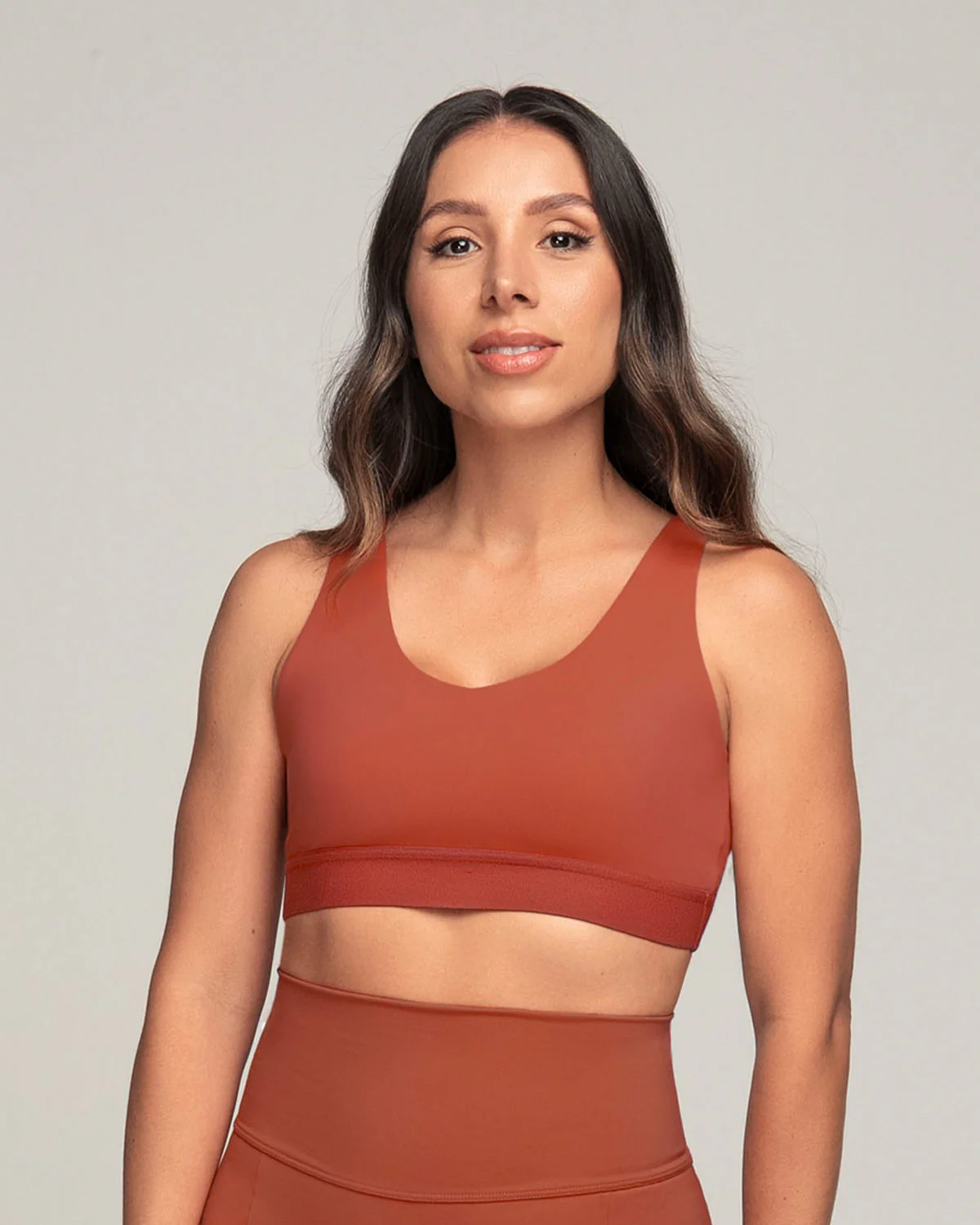 Top deportivo espalda atlética con detalles en tul - Image 7