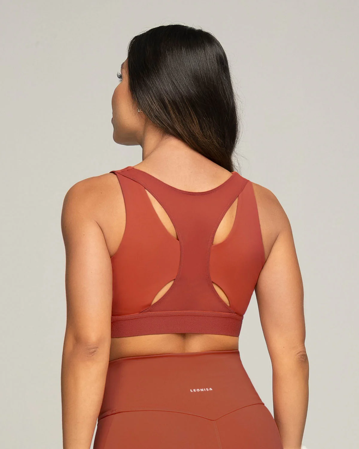 Top deportivo espalda atlética con detalles en tul - Image 8